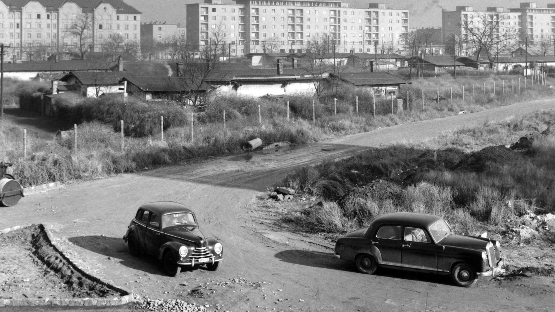 Ifjúmunkás utca és a Hurok utca kereszteződése