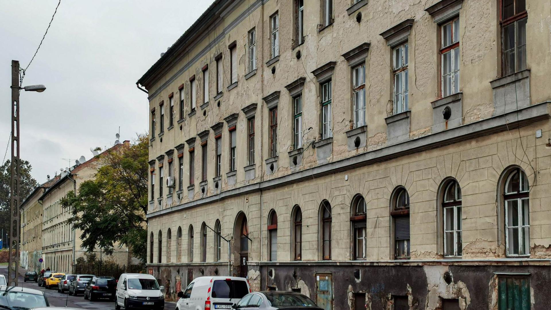 Romos épület a Haller utca 54 szám alatt.